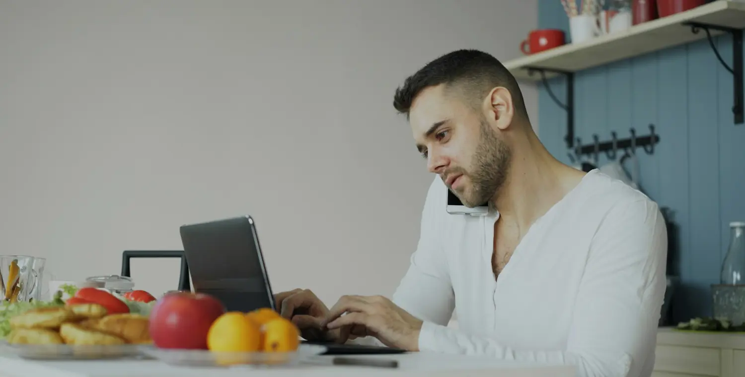 Un homme calcule le montant qu'il peut emprunter sur son ordinateur portable : les simulateurs du site